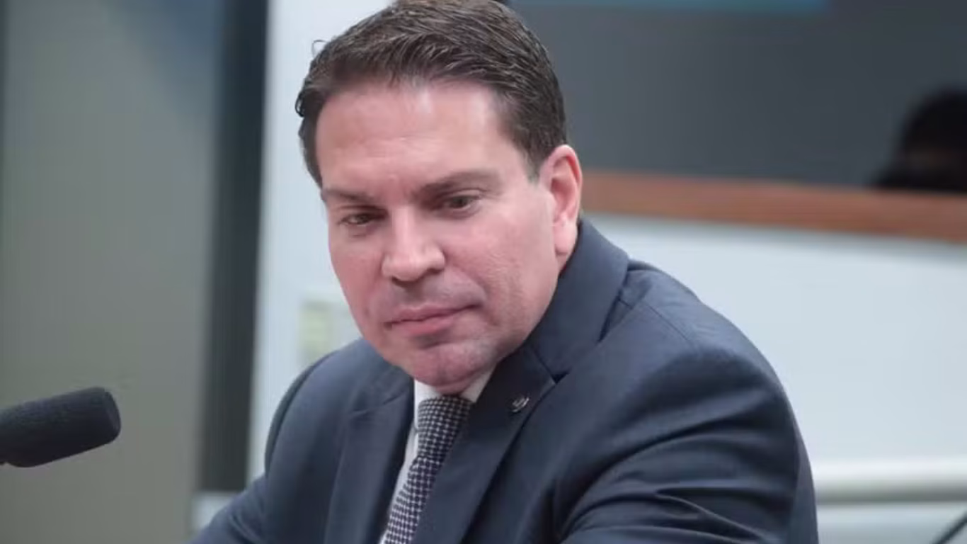 Uma crise institucional ganhou força nesta semana após novos desdobramentos envolvendo o deputado federal Alexandre Ramagem