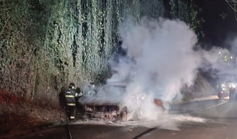 Carro pega fogo e mobiliza Bombeiros na SP-55 em Caraguá