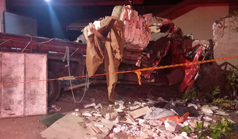 Caminhão de reciclagem bate em muro e deixa um morto em Campos do Jordão