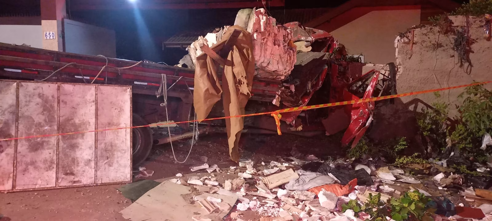 Caminhão de reciclagem bate em muro e deixa um morto em Campos do Jordão