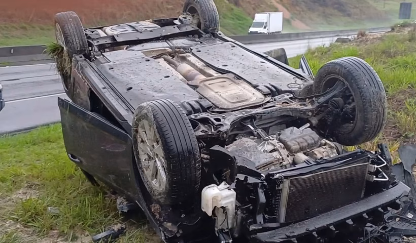 Carro capota após aquaplanar na Dutra em Jacareí