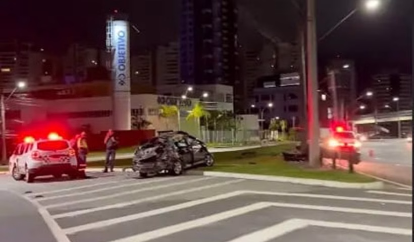 Jovem de 18 anos fica ferida após capotamento em São José dos Campos