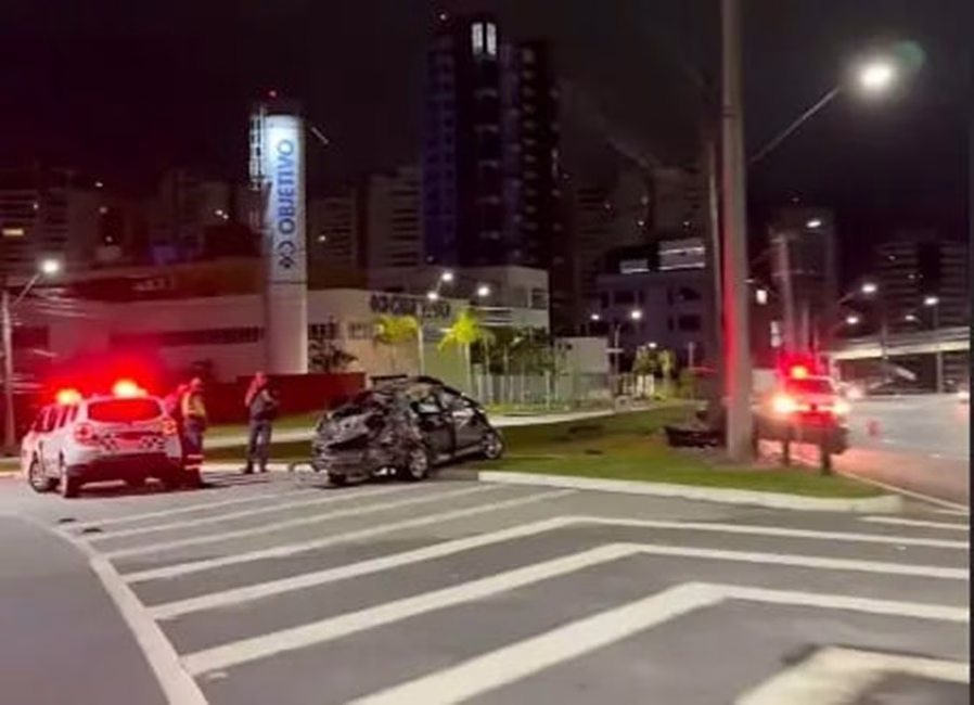 Jovem de 18 anos fica ferida após capotamento em São José dos Campos