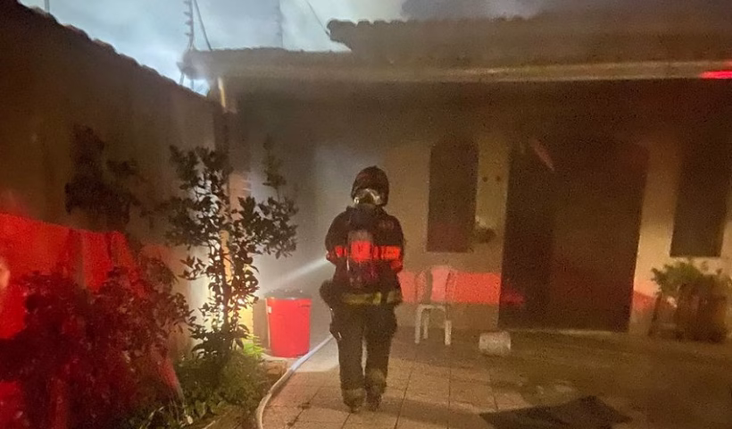 Bombeiros controlam incêndio em casa no Litoral Norte de SP