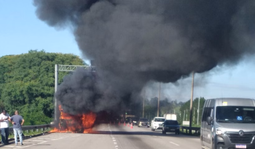 Caminhão em chamas causa bloqueio e alerta na Via Dutra, no Vale