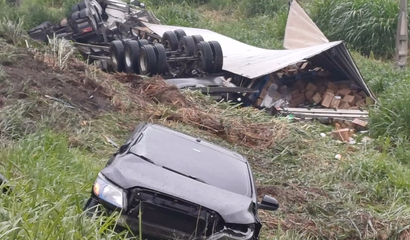 Acidente com três veículos deixa carreta destruída na Dutra; há feridos