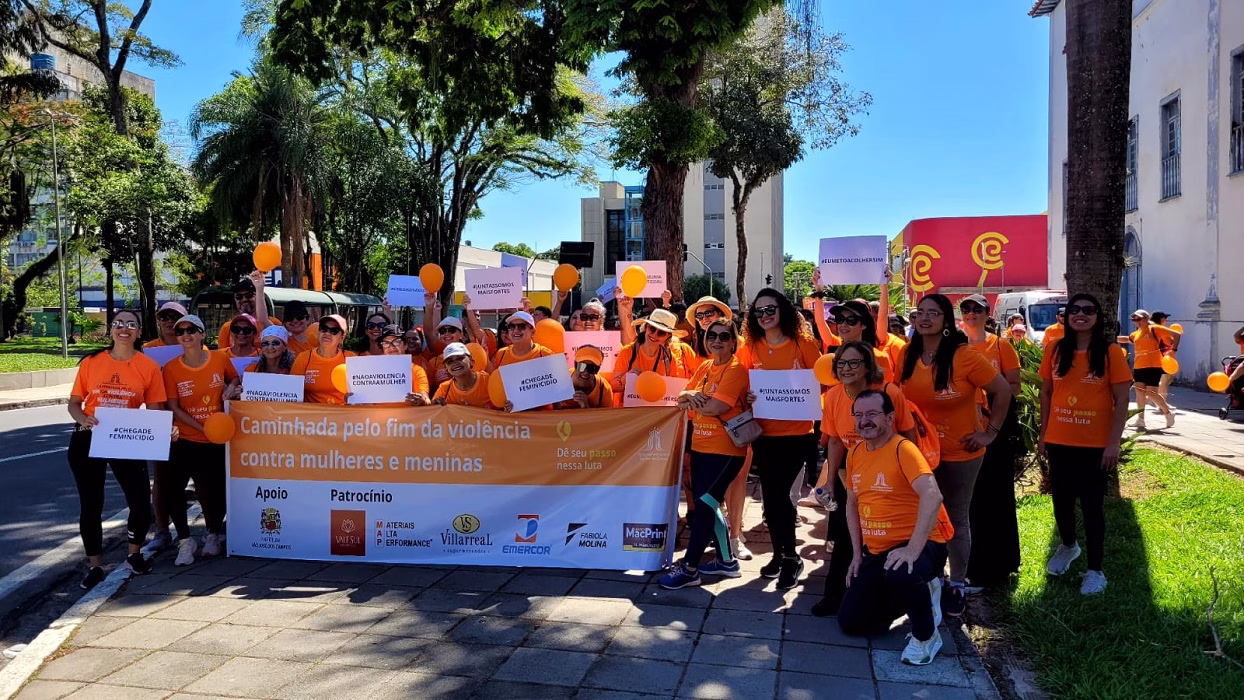 Com presença de Ricardo Galvão, caminhada mobiliza SJC pelo fim da violência contra mulheres e meninas