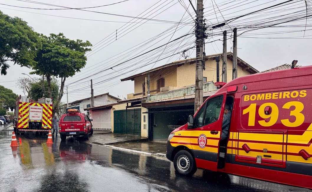 Incêndio atinge casa da zona oeste de São José dos Campos