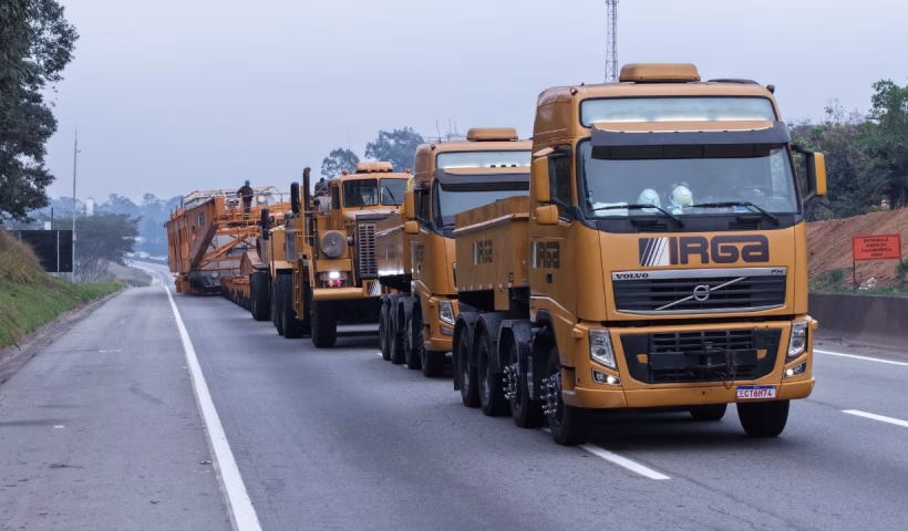 Carga de 800 toneladas fecha Dutra no Vale e exige atenção dos motoristas