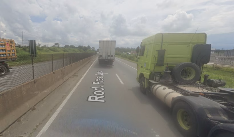 Jovem de 23 anos morre em acidente entre moto e carreta na Dutra, em Pinda