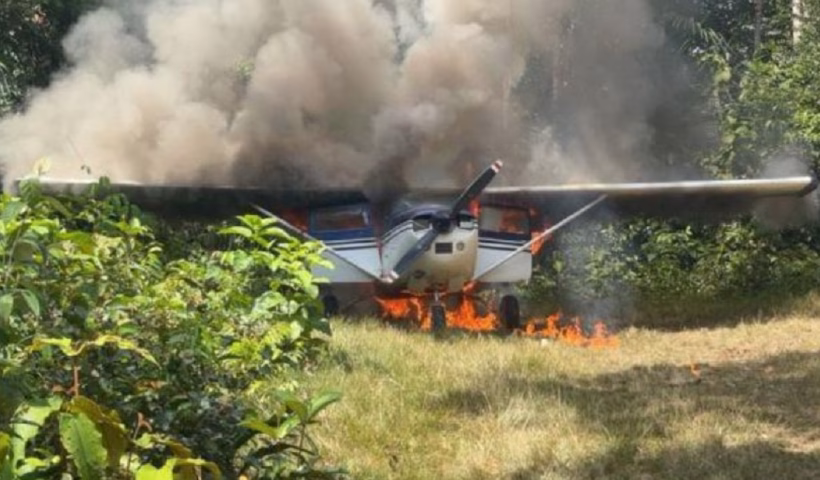 Com caças da Embraer, FAB intercepta e destrói avião suspeito vindo da Venezuela na Terra Yanomami