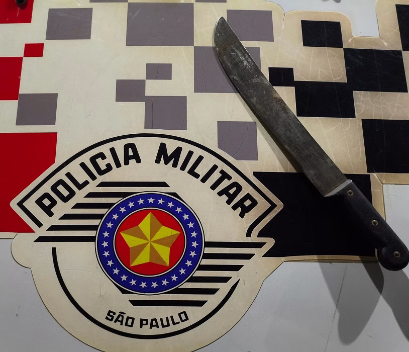Homem é preso após ameaçar a família com facão em festa de aniversário em SJC