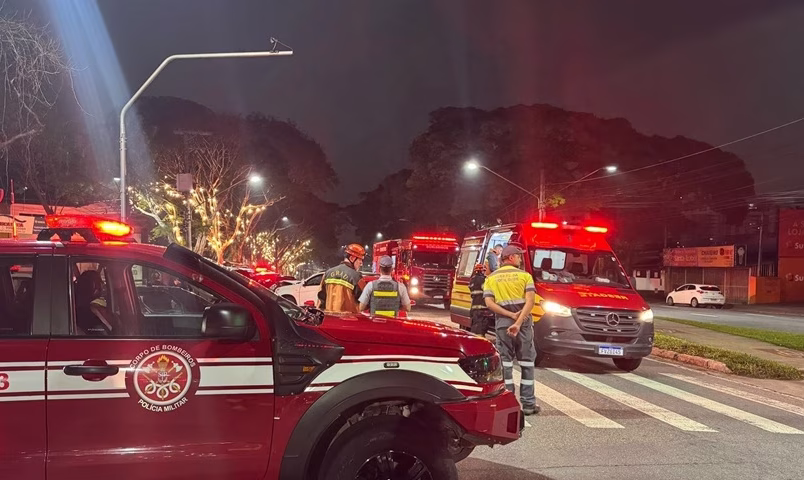 Idosos ficam feridos após acidente entre três carros em São José dos Campos
