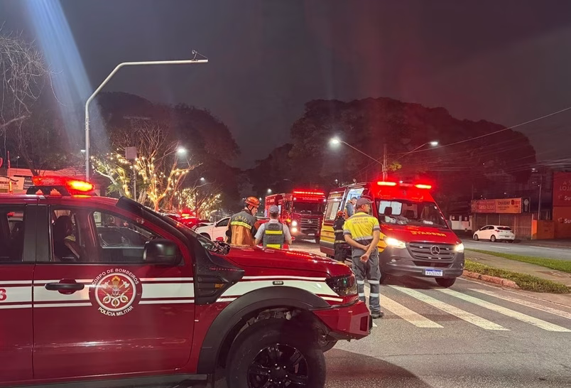 Idosos ficam feridos após acidente entre três carros em São José dos Campos