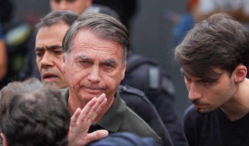 'Crime e castigo; Ainda estou aqui': Livros que Bolsonaro e aliados podem ler para reduzir a pena; caça-palavras não vale