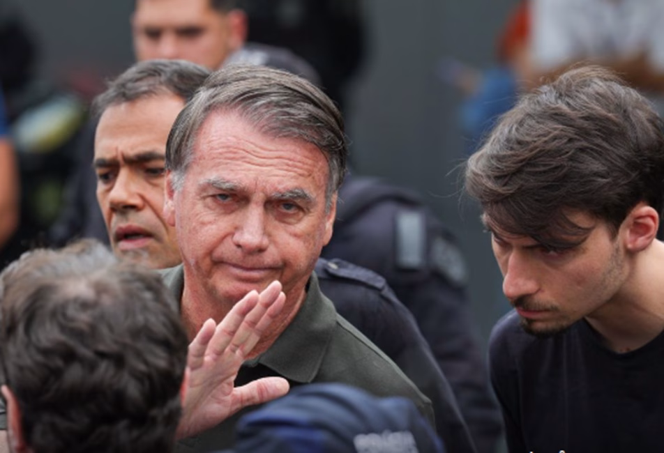 'Crime e castigo; Ainda estou aqui': Livros que Bolsonaro e aliados podem ler para reduzir a pena; caça-palavras não vale