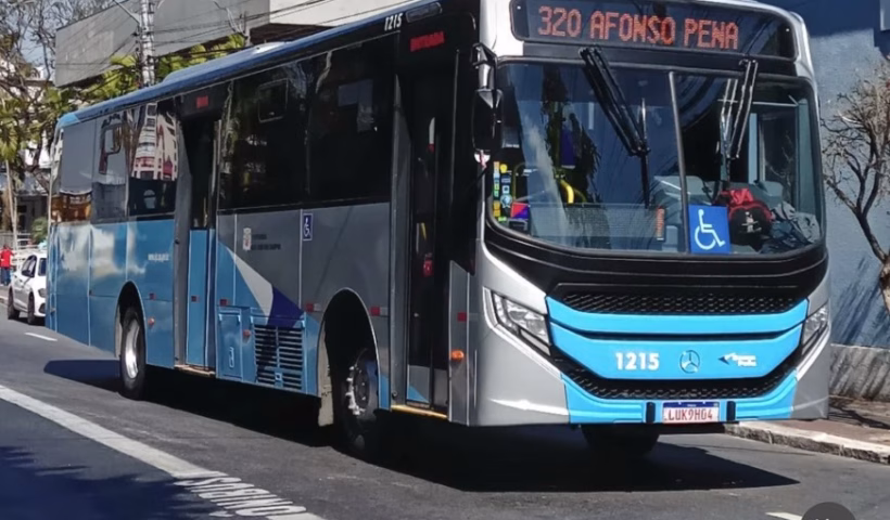 Bombeiros resgatam motociclista após acidente com ônibus em São José