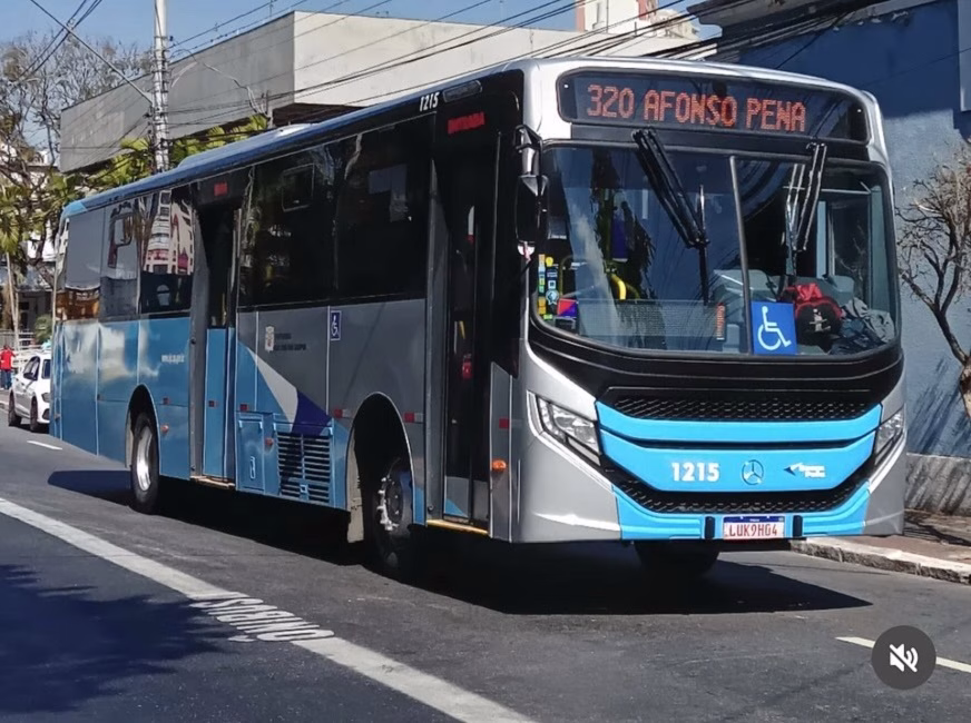 Bombeiros resgatam motociclista após acidente com ônibus em São José