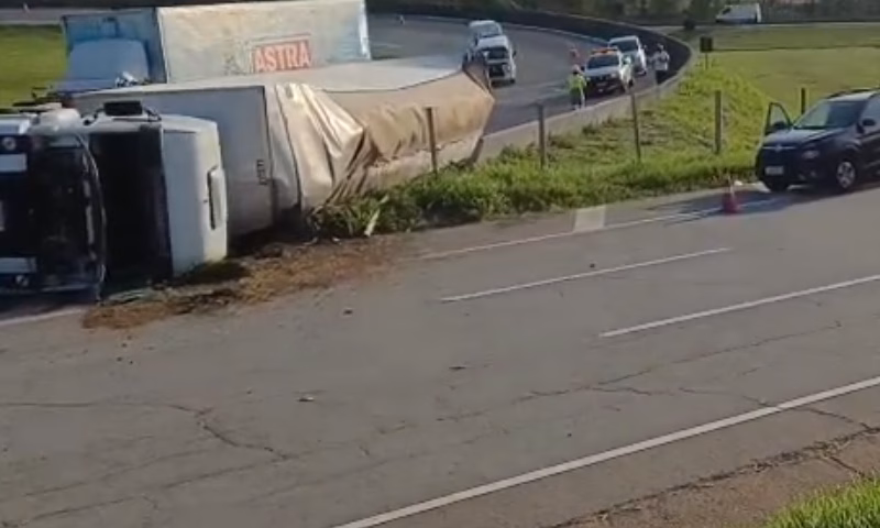 Um caminhão tombou no entroncamento da Rodovia Dom Pedro I com a Via Dutra na tarde desta quarta-feira (19), por volta das 16h30, em um dos