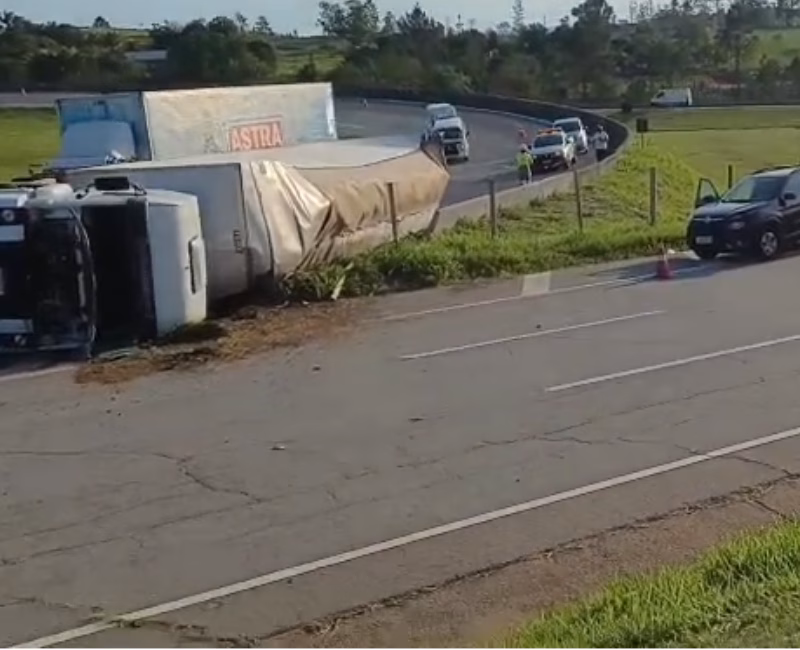Um caminhão tombou no entroncamento da Rodovia Dom Pedro I com a Via Dutra na tarde desta quarta-feira (19), por volta das 16h30, em um dos
