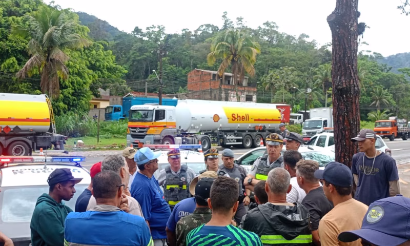 Dezenas de caminhões ficaram parados às margens da ponte sobre o Rio Maranduba, no limite entre Caraguatatuba e Ubatuba, no Litoral Norte de