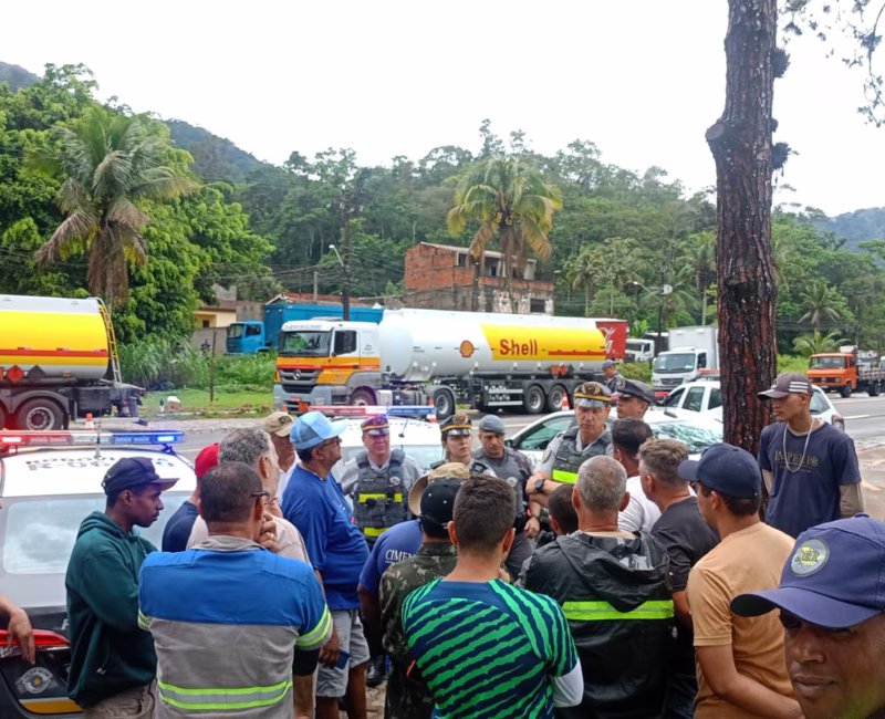 Dezenas de caminhões ficaram parados às margens da ponte sobre o Rio Maranduba, no limite entre Caraguatatuba e Ubatuba, no Litoral Norte de