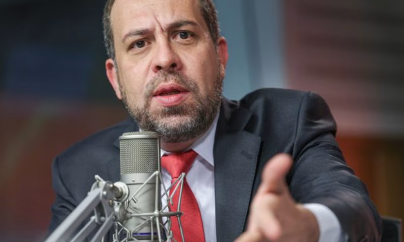 O debate sobre o fim da escala de seis dias de trabalho por um de descanso (6x1) deve incluir um período de transição específico para micro e pequenas