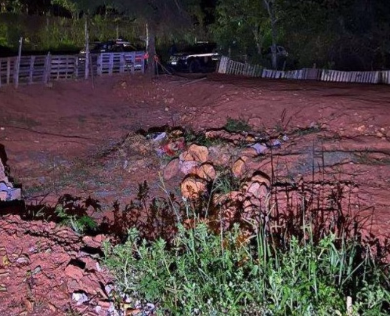 Uma ocorrência de extrema violência mobilizou equipes da Polícia Militar, da Polícia Civil e da perícia na noite desta terça-feira (25) em uma área