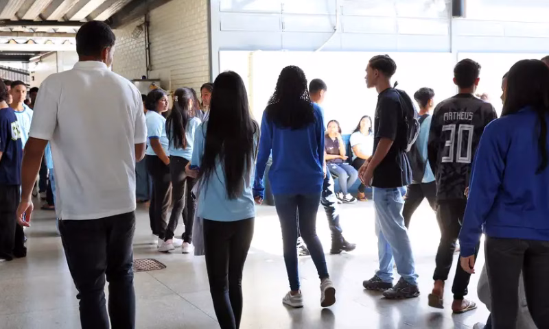 O Ministério da Educação (MEC) realiza, nesta sexta-feira (28), o pagamento da nona parcela do programa Pé-de-Meia de 2025 para estudantes nascidos nos meses de setembro e outubro.
