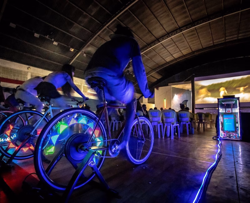Caraguatatuba se prepara para uma experiência inédita de cinema e sustentabilidade. No próximo sábado, dia 15 de novembro, a cidade recebe o BikeCine, um projeto inovador que une cultura,