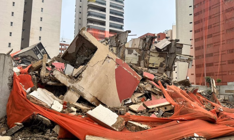 São José dos Campos viveu um momento marcante na manhã deste domingo (16). O antigo Hotel Urupema, um dos prédios mais emblemáticos da Avenida Nove de Julho, foi implodido de forma controlada, encerrando definitivamente
