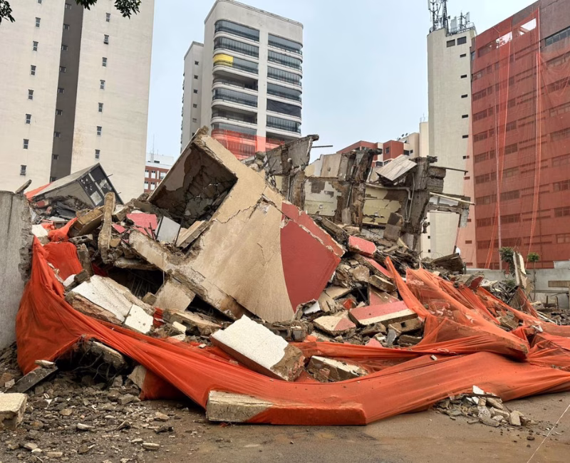 São José dos Campos viveu um momento marcante na manhã deste domingo (16). O antigo Hotel Urupema, um dos prédios mais emblemáticos da Avenida Nove de Julho, foi implodido de forma controlada, encerrando definitivamente