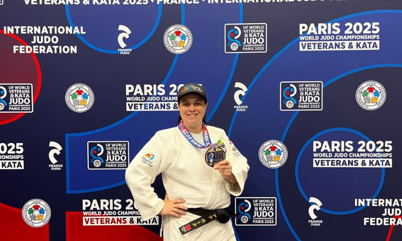 A atleta, empresária e professora de judô de São José dos Campos (SP) alcançou um feito memorável ao vencer o ouro no Campeonato Mundial de Judô de Veteranos 2025,