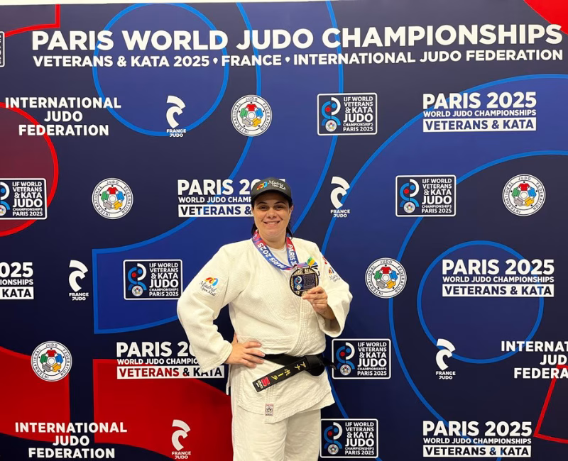 A atleta, empresária e professora de judô de São José dos Campos (SP) alcançou um feito memorável ao vencer o ouro no Campeonato Mundial de Judô de Veteranos 2025,