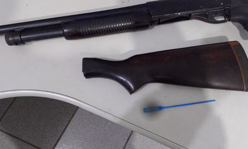 Um homem foi preso em flagrante na noite desta quinta-feira (6) em Lorena, após ser flagrado com uma espingarda calibre 12 de uso restrito e munições