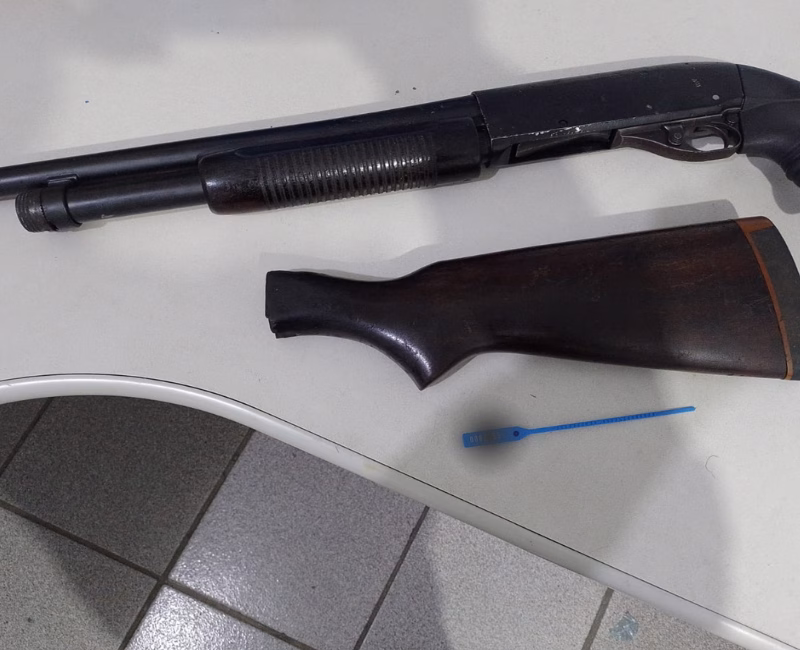 Um homem foi preso em flagrante na noite desta quinta-feira (6) em Lorena, após ser flagrado com uma espingarda calibre 12 de uso restrito e munições