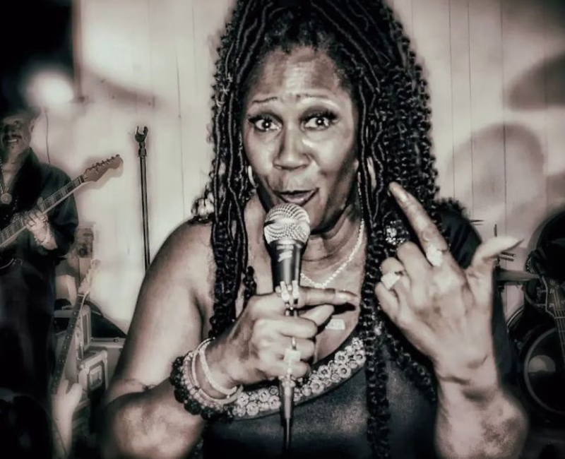 Diretamente do coração do Mississippi, nos Estados Unidos, a cantora norte-americana Iretta Sanders, conhecida mundialmente como Queen Iretta, desembarca em São José dos Campos