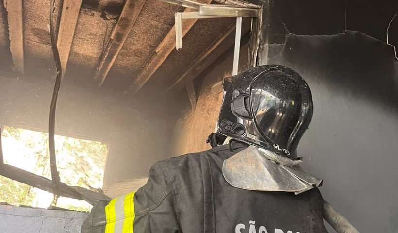 Incêndio destrói casa em Ilhabela após briga de casal