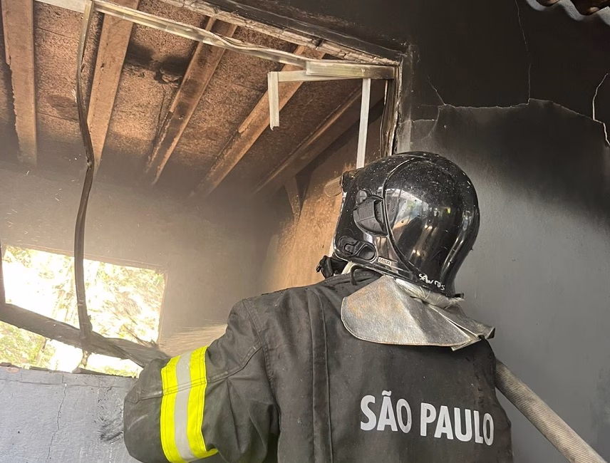 Incêndio destrói casa em Ilhabela após briga de casal