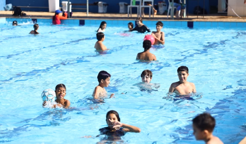 Piscinas públicas ampliam horário em São José dos Campos