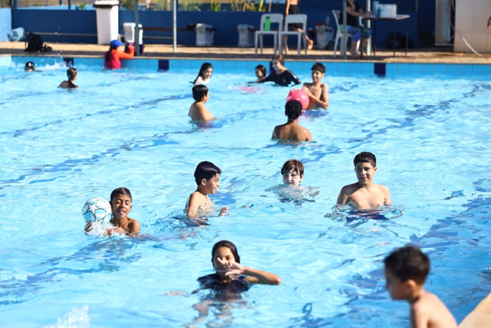 Piscinas públicas ampliam horário em São José dos Campos