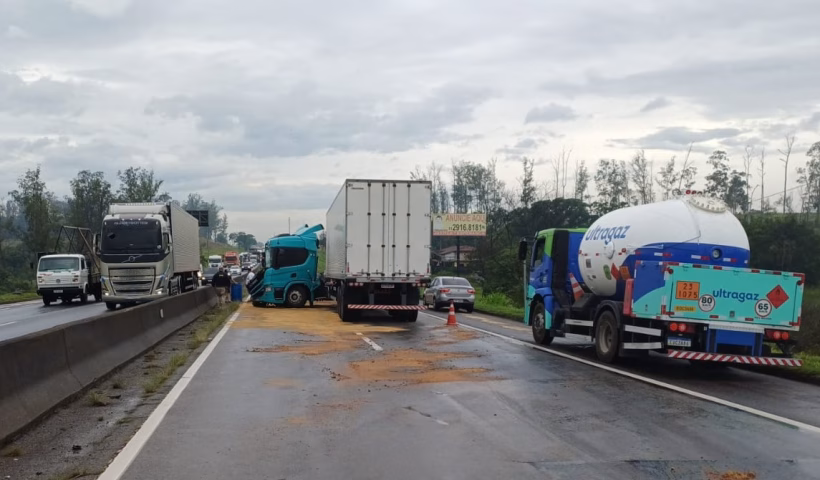 Caminhão em "L" causa 12 km de lentidão na Via Dutra