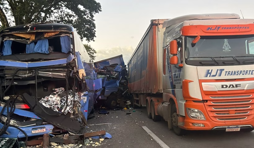 Motorista de ônibus morre em engavetamento com seis veículos na Dutra, em Taubaté