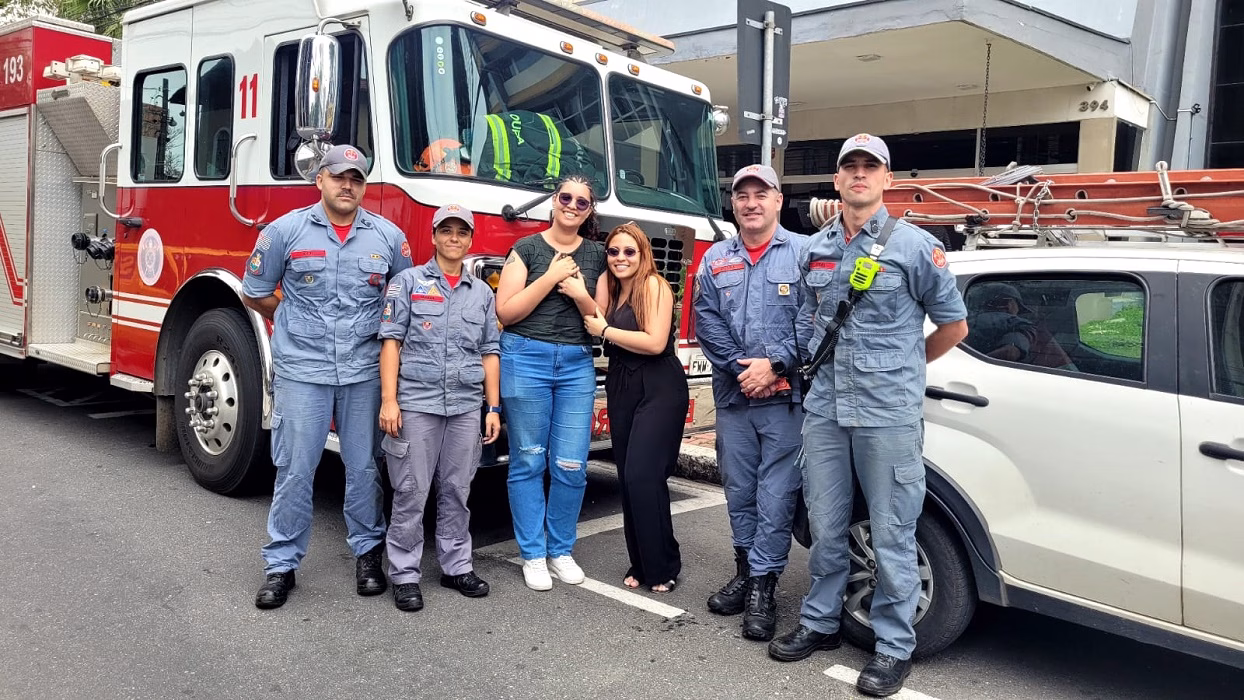 Bombeiros resgatam filhote de gato preso em tubulação em SJC
