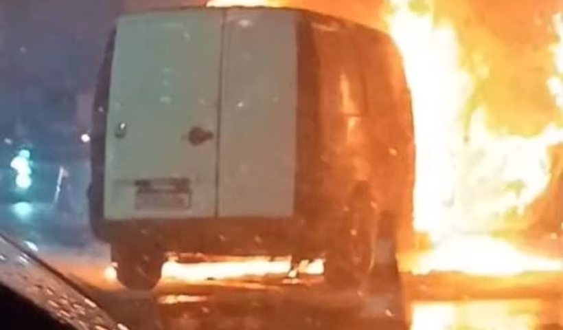 Veículo pega fogo na rodoviária da SP-55 em Caraguatatuba