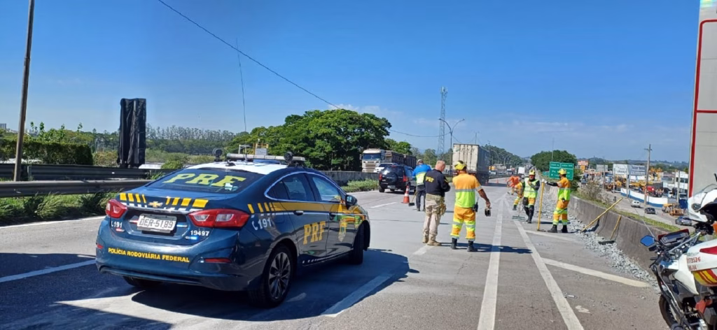 Carga derramada causa lentidão na Dutra, em Jacareí