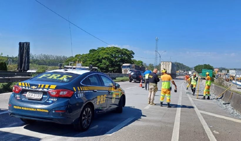 Carga derramada causa lentidão na Dutra, em Jacareí