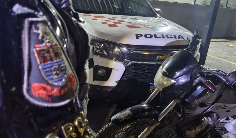 Consulta aos sistemas informatizados confirmaram o que a motocicleta tratava-se de produto de furto, ocorrido horas antes da prisão.