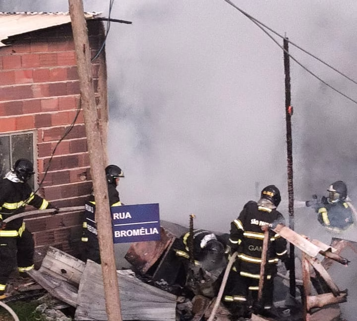 A ocorrência foi atendida pelo Corpo de Bombeiros por volta das 4h40, na Rua das Bromélias, no bairro Pegorelli, em Caraguatatuba.