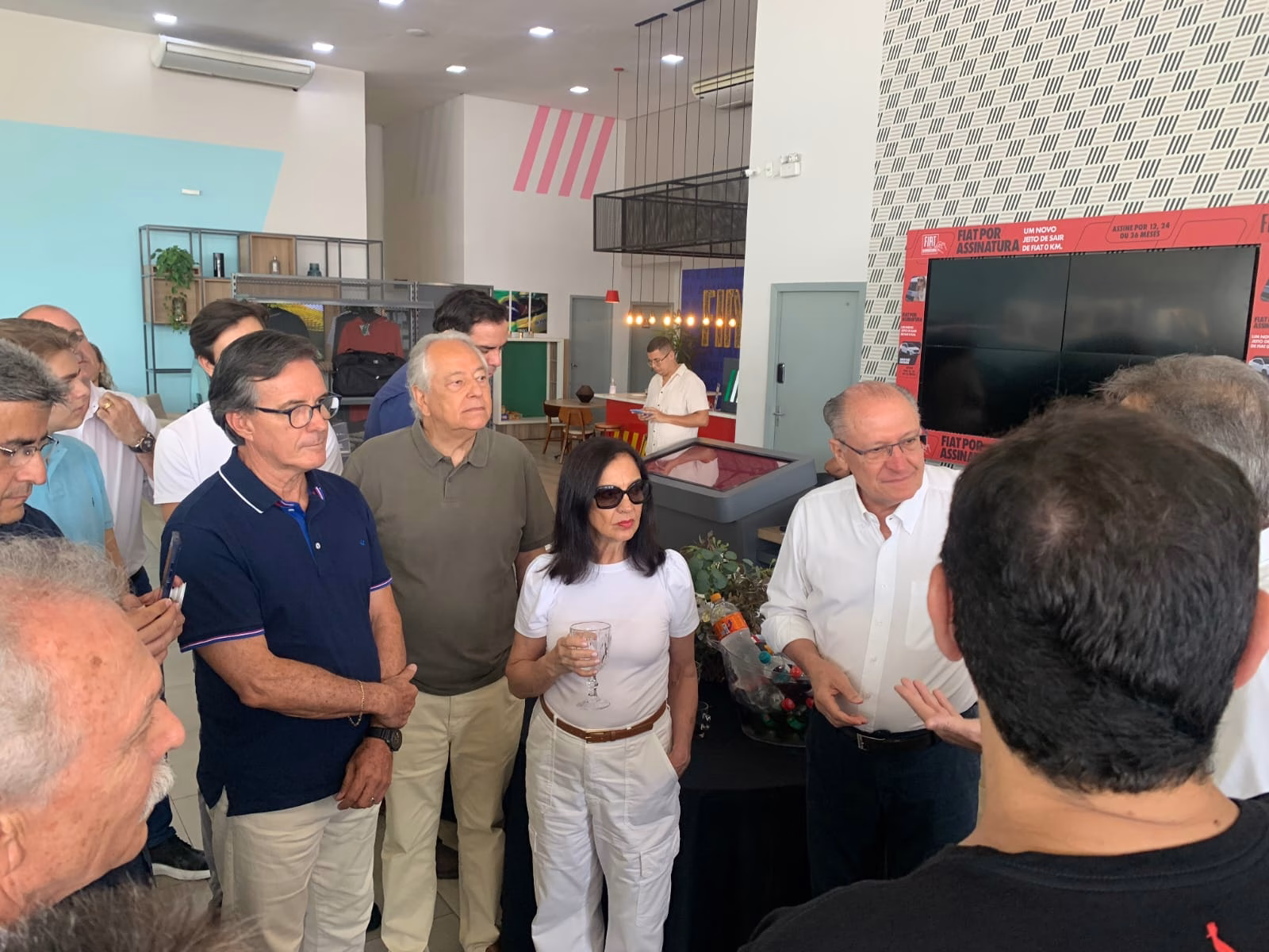 Geraldo Alckmin ao lado da sua esposa, Lu Alckmin e de figurar políticas do Vale do Paraíba